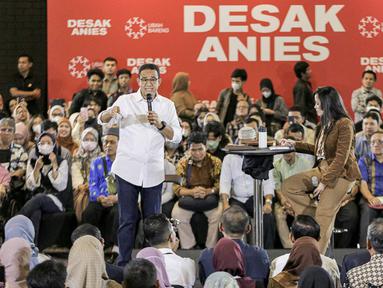 Calon presiden nomor urut 1 Anies Baswedan (kiri) berdialog dengan tenaga kesehatan (nakes) dalam program "Desak Anies" di Jakarta, Kamis (18/1/2024). Anies berbicara banyak hal seputar kesehatan di Indonesia. (Liputan6.com/Faizal Fanani)