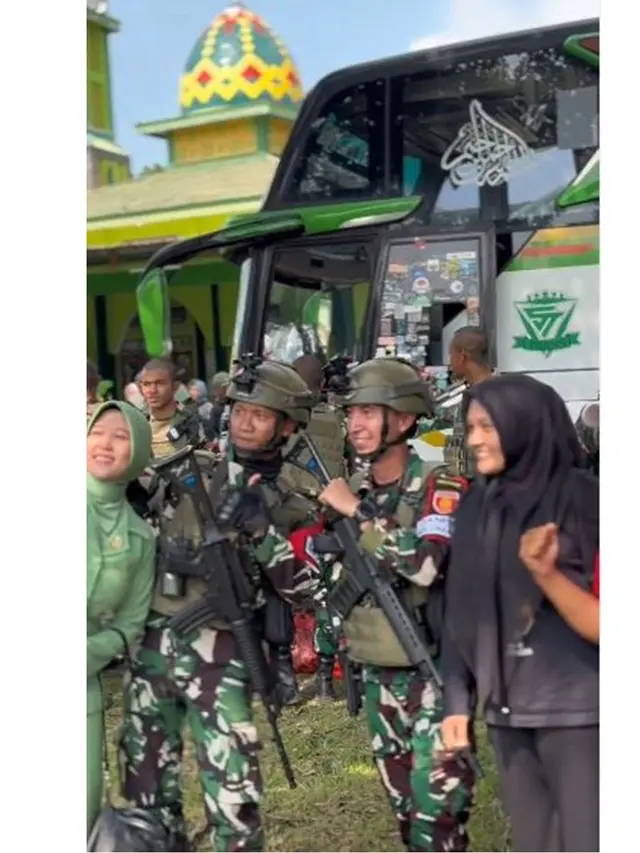 6 Potret Lettu Fardhana Diserbu Emak-Emak Minta Foto Bareng, Mendadak Banyak Fans