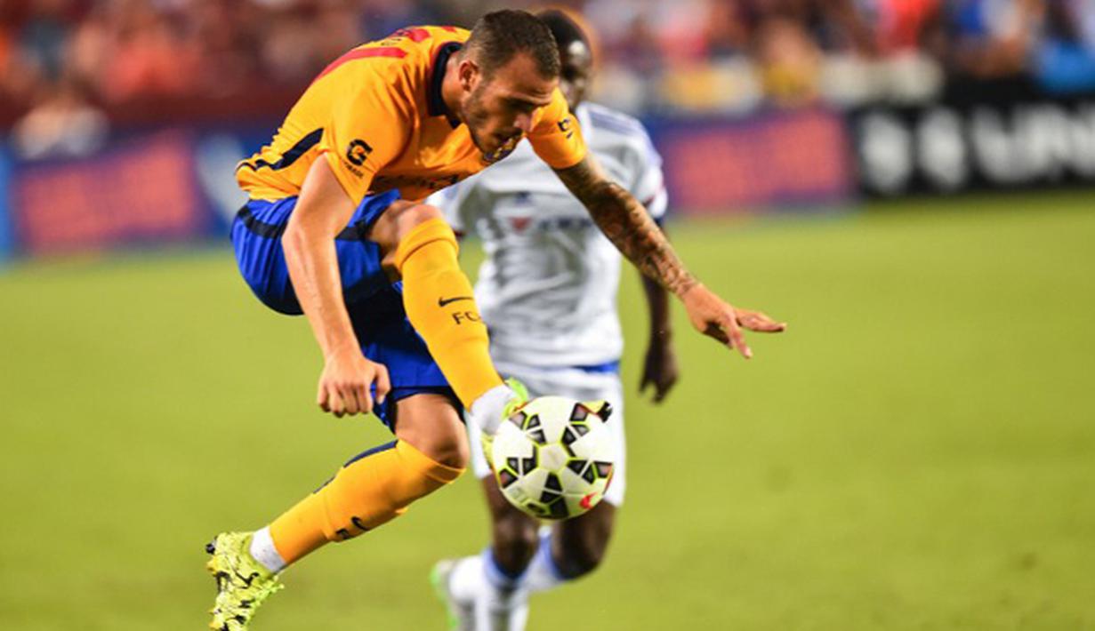 Penyerang Barcelona, Sandro Ramirez mengontrol bola saat pertandingan International Champions Cup 2015 melawan Chelsea di Landover, Maryland, Rabu (29/7/2015). Chelsea menang 4-2 lewat adu penalti, usai bermain imbang 2-2 waktu normal. (AFP/NICHOLAS KAMM)