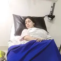 Terlihat dalam foto yang diunggah, Arie, istrinya terlihat lemas dan pucat saat terbaring di ranjang rumah sakit. Di tangannya terlihat ada jarum inpus yang menempel. (Instagram/ariekuntung)