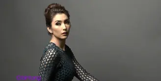 Tyas Mirasih sedang menjalin hubungan asmara dengan Raiden Soedjono. Berkali-kali ganti pasangan, bagaimana sih cara Raiden menaklukkan hati Tyas Mirasih?