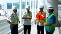 Menteri Perhubungan Budi Karya Sumadi mengecek pembangunan Bandara Kertajati atau Bandara Internasional Jawa Barat (BIJB), Rabu (4/4/2018). (Ilyas/Liputan6.com)