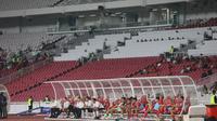 Suasana sepi bangku cadangan Persija Jakarta Vs Persis Solo di BRI Liga 1 2023/2024 yang hanya berisi tujuh pemain cadangan, Rabu (17/4/2024) malam WIB. (Bola.com/Muhammad Iqbal Ichsan)