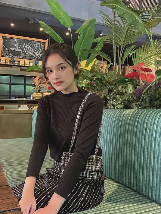 Pemilik nama lengkap Adzana Shaliha Alifyaa memang pintar padupadakan warna outfit yang ia kenakan. Bahkan warna dari tas yang dibawa Ashel sama dengan celana yang dikenakannya. Potret cantik Ashel ini sukses menuai atensi para penggemarnya. (Liputan6.com/IG/@jkt48.ashel)