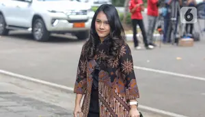 Isyana Bagoes Oka. Ia adalah seorang model, pembawa acara, penyiar berita dan saat menjabat sebagai anggota dewan pembina Partai Solidaritas Indonesia (PSI). (Liputan6.com/Angga Yuniar)