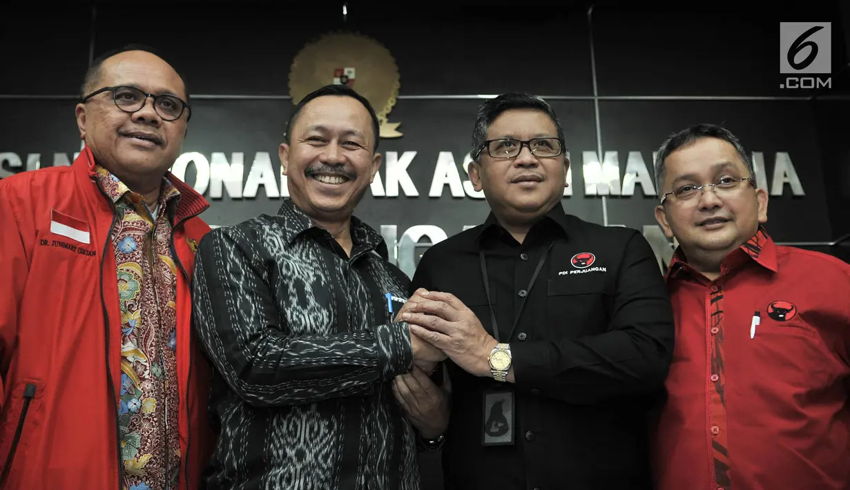 Sekjen PDIP Hasto Kristiyanto didampingi Ketua DPP PDIP Trimedya Panjaitan dan Junimart Girsang saat foto bersama dengan Ketua Komnas HAM Ahmad Taufan Damanik di Kantor Komnas HAM, Jakarta, Kamis (26/7). (Merdeka.com/Iqbal S. Nugroho)