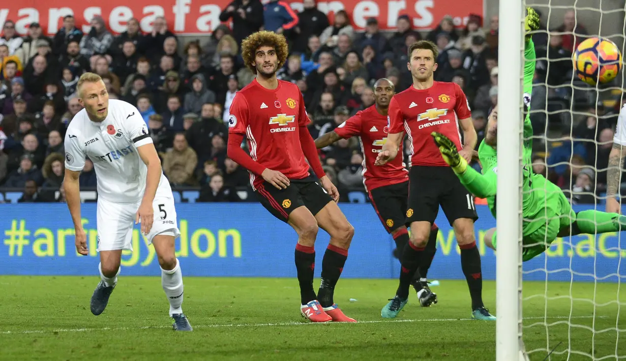 Gol pemain Swansea City, Mike van der Hoorn tidak dapat ditepis kiper Manchester United, David De Gea pada laga Premier League di Liberty Stadium, (6/11/2016). (Reuters/Rebecca Naden) 