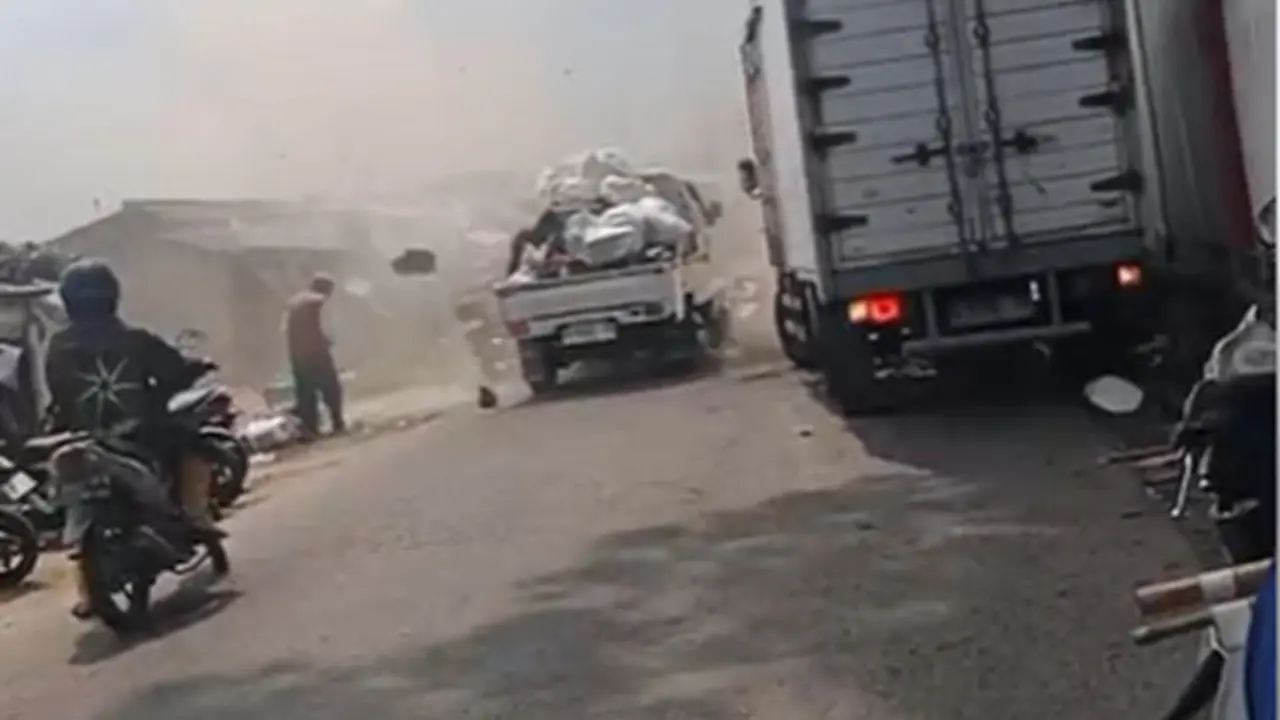 kios rusak disapu hembusan angin baling-baling helikopter. (tangkapan layar video media sosial).