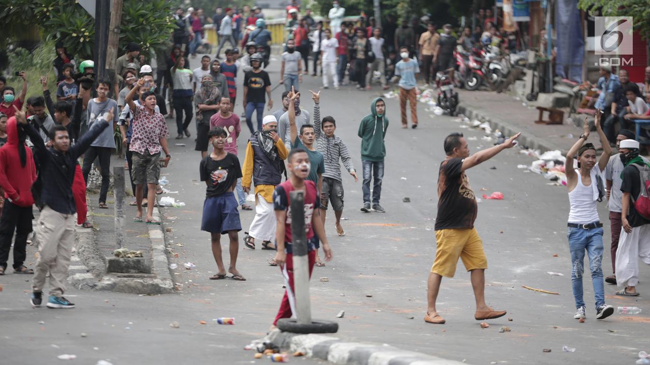 Polisi Tangkapi Massa Aksi di Petamburan