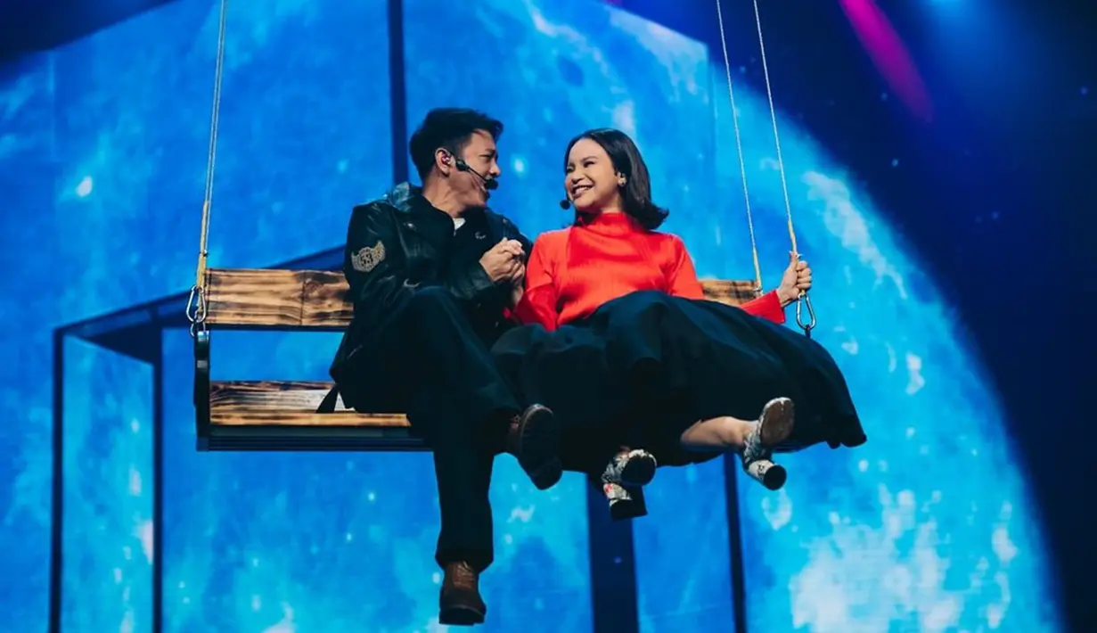 Beda dengan 1996, versi tahun 2024 hadir dengan kolaborasi bersama Ariel. Terdapat sentuhan baru dengan nuansa segar yang menarik perhatian penggemar. Bahkan, duet Rossa dan Ariel NOAH dalam Nada-Nada Cinta ini sukses bikin bawa perasaan alias baper. (Liputan6.com/IG/@itsrossa910)