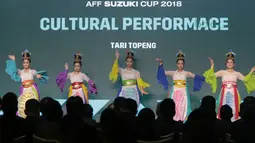 Penari membawakan tarian Topeng pada pembukaan Drawing Piala AFF Suzuki Cup 2018 di Hotel Mulia, Jakarta, Rabu (2/5/2018). Indonesia berada satu grup dengan Thailand, Singapura dan Filipina. (Bola.com/Nick Hanoatubun)