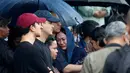 Vidi Aldiano dikenang sebagai sosok positif dan duta persahabatan yang tetap berkarya di tengah perjuangan melawan penyakit. Tampak dalam foto, aktris dan penyanyi, Bunga Citra Lestari (tengah) menahan tangis saat menyaksikan prosesi pemakaman Oxavia Aldiano atau lebih dikenal dengan nama Vidi Aldiano di Tempat Pemakaman Umum (TPU) Tanah Kusir, Jakarta, Minggu (8/3/2026). (Kapanlagi.com/Budy Santoso)
