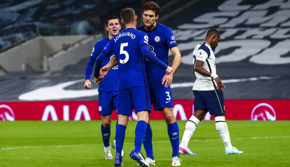 Pemain Chelsea Jorginho diberi ucapan selamat oleh rekan satu timnya usai mencetak gol ke gawang Tottenham Hotspur lewat tendangan penalti pada pertandingan Liga Inggris di Stadion Tottenham Hotspur, London, Inggris, Kamis (4/2/2021). Chelsea menang 1-0. (Clive Rose/Pool via AP)