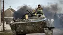 Tank Ukraina mengarahkan jalannya di sebuah jalan di kota timur laut Trostianets (29/3/2022). Ukraina mengatakan pasukannya telah merebut kembali kota Trostianets, dekat perbatasan Rusia, salah satu kota pertama yang jatuh di bawah Kontrol Moskow dalam invasi selama sebulan. (AFP/Fadel Senna)