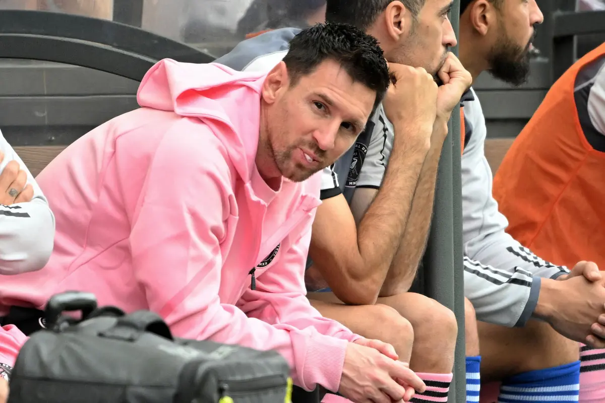 Foto: Ekspresi Kekecewaan Suporter Hong Kong Akibat Lionel Messi Tak Main