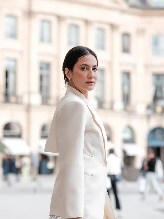 6 Gaya ala Girl Boss Pevita Pearce Hadiri Acara di Paris, Pamer Momen Bareng Sydney Sweeney