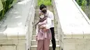 Tampil mesra dengan sang suami Atta Halilintar, Aurelie Hermansyah terlihat mengenakan atasan dua warna ungu muda dengan detail lengan balon berwarna putih. Ia padukan dengan celana dan jilbab berwarna ungu muda yang sama. Foto: Instagram.