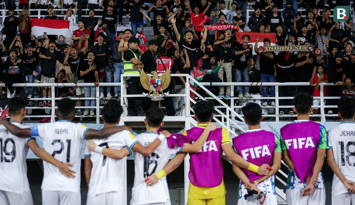 Sejumlah suporter memberikan semangat kepada pemain Timnas Indonesia U-17 setelah dikalahkan Timnas Maroko U-17 dalam laga pamungkas Grup A Piala Dunia U-17 2023 yang berlangsung di Stadion Gelora Bung Tomo, Surabaya, Kamis (16/11/2023). (Bola.com/Bagaskara Lazuardi)