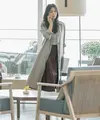 Gaya Song Hye Kyo bisa jadi inspirasi untuk pergi kantor. Seperi long outer dipadukan dengan inner strap sleeves putih, dengan bawahan flared skirt maroon berbahan kulit. Dok. Instagram Michaa