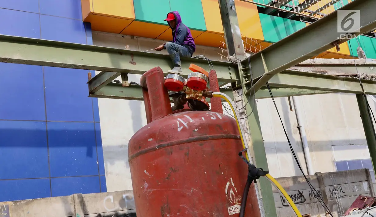 Pekerja membongkar bangunan depan Blok III Pasar Senen di Jakarta, Selasa (27/2). Pembongkaran tersebut merupakan bagian dari revitalisasi Pasar Senen agar lebih modern dan meningkatkan kenyamanan berbelanja bagi pembeli. (Liputan6.com/Immanuel Antonius)