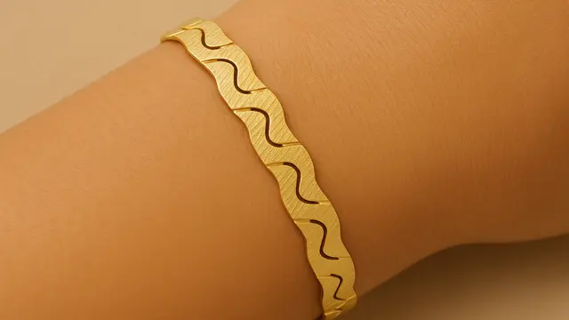 Model Gelang Emas Motif Ombak 5 Gram yang Cocok untuk Tangan Berisi/Ilustrasi gambar AI