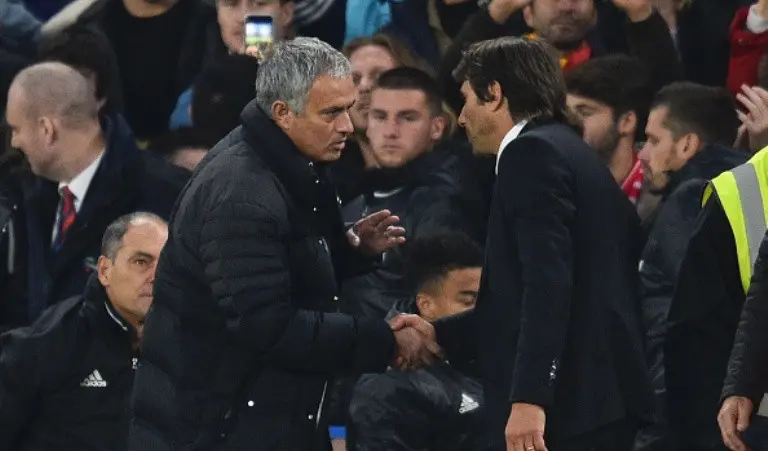 Jose Mourinho kerap bertikai dengan Antonio Conte ketika Manchester United dan Chelsea bertanding. (AFP/Glyn Kirk)