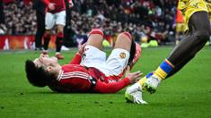 Pemain Manchester United, Lisandro Martinez mengeram kesakitan dalam laga lanjutan Liga Inggris 2024/2025 melawan Crystal Palace di Old Trafford, Manchester, Inggris, Minggu (02/02/2025). (AFP/Paul Ellis)