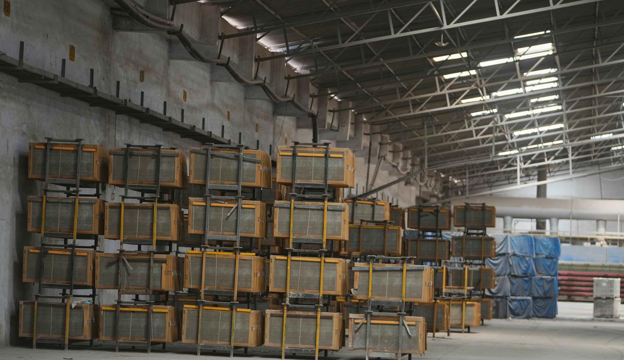 Secara keseluruhan, terdapat sekitar 80% produsen keramik di Morbi yang telah menghentikan operasinya. Tampak dalam foto, sebuah pabrik keramik tampak terbengkalai setelah ditutup akibat kekurangan bahan bakar di Morbi, negara bagian Gujarat, India, Rabu 8 April 2026. (AP Photo/Ajit Solanki)