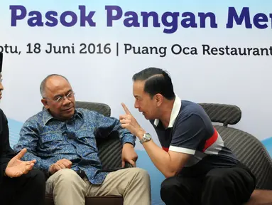 Menteri Perdagangan, Thomas T Lembong (kanan) berbincang dengan Direktur OPP Bulog, Wahyu Suparyono (tengah) dan Paguyuban Peternak Sapi dan Kerbau Indonesia, Teguh Boediyana saat diskusi di Jakarta, Sabtu (18/6). (Liputan6.com/Helmi Fithriansyah)