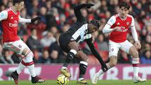 Pemain Newcastle United, Allan Saint-Maximin mengontrol bola dari kawalan dua pemain Arsenal, Hector Bellerin dan Mesut Ozil pada pertandingan lanjutan Liga Inggris di Stadion Emirates di London, Minggu, (16/2/2020). Arsenal menang telak 4-0 atas Newcastle. (AP Photo/Frank Augstein)