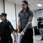 Pebasket Amerika Serikat Brittney Griner saat ditahan di Bandara&nbsp;Sheremetyevo Moskow, Rusa, karena kepemilikan ganja secara ilegal. (Kirill KUDRYAVTSEV / POOL / AFP)