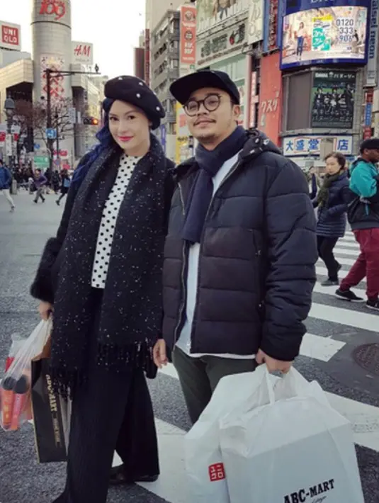 Di setiap postingan fotonya, tersirat kemesraan Claudia dan Derby Romero. (Foto: instagram.com/miss_adinda_mae)