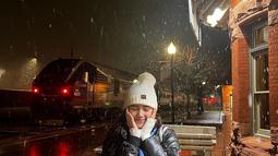 Salju pertama yang dirasakan oleh Beby Tsabina ini pun diketahui saat dirinya berada di Chicago. Dirinya juga mengunggah beberapa kegiatan di hari yang sama saat salju turun dalam akun Instagram. (Liputan6.com/IG/@bebytsabina)