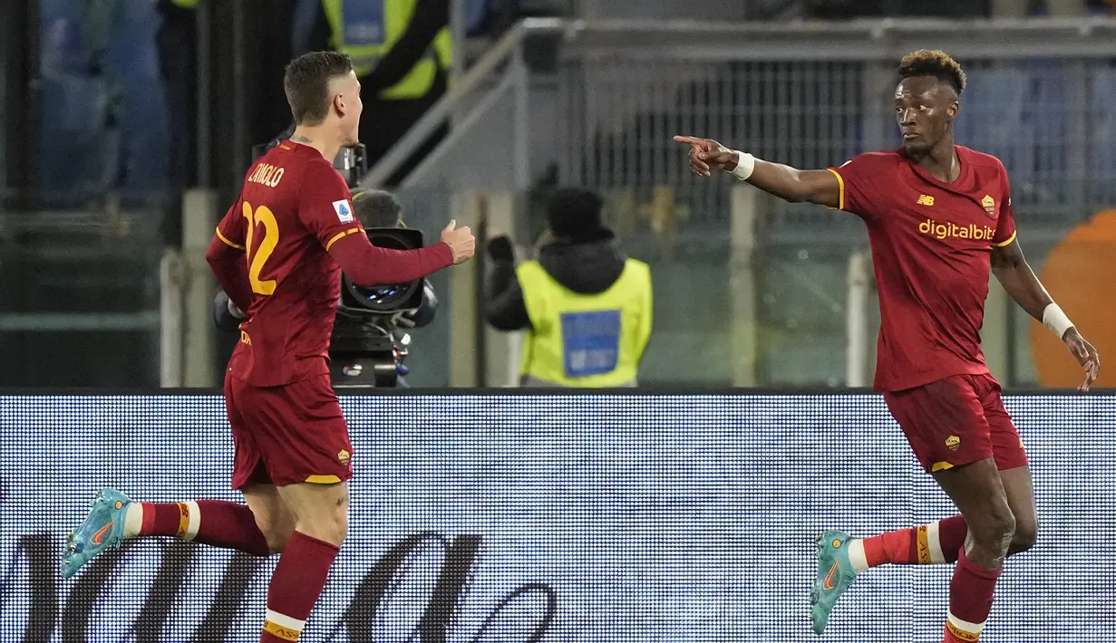 Pemain Roma Tammy Abraham (kanan) merayakan dengan rekan setimnya Nicolo Zaniolo setelah mencetak gol ke gawang Atalanta pada pertandingan sepak bola Liga Italia di Olympic Stadium, Roma, Italia, 5 Maret 2022. Roma menang 1-0. (AP Photo/Andrew Medichini)