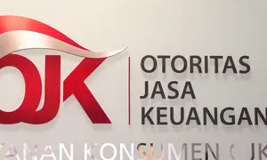 Tulisan OJK terpampang di Kantor Otoritas Jasa Keuangan (OJK), Jakarta. (Liputan6.com/Angga Yuniar)