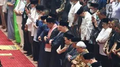 Mantan pesepakbola Timnas Jerman Mesut Ozil melaksanakan Sholat Jumat di Masjid Istiqlal, Jakarta, Jumat (27/5/2022). Dalam kunjungannya ke Indonesia, mantan pesepakbola Timnas Jerman tersebut menyempatkan Sholat Jumat di Masjid Istiqlal. (Liputan6.com/Herman Zakharia)