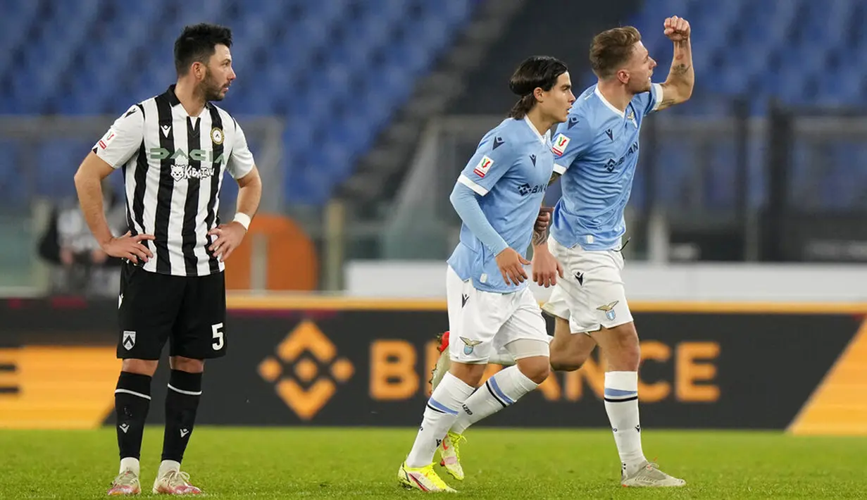 Pemain Lazio Ciro Immobile (kanan) melakukan selebrasi usai mencetak gol ke gawang Udinese pada pertandingan sepak bola Coppa Italia di Olympic Stadium, Roma, Italia, 18 Januari 2021. Lazio menang dengan skor 1-0. (AP Photo/Andrew Medichini)