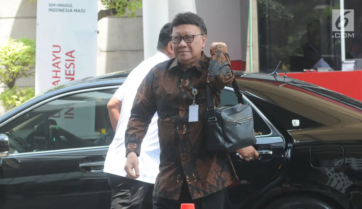 Menteri Dalam Negeri Tjahjo Kumolo mendatangi Gedung KPK, Jakarta, Kamis (22/8/2019). Kedatangannya untuk rapat lintas kementerian dan lembaga membahas pemanfaatan Nomor Induk Kependudukan (NIK) untuk perbaikan basis data pemberian bantuan sosial (Bansos). (merdeka/com/Dwi Narwoko)