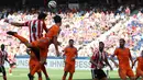 Kapten Southampton Jose Fonte (6) mencoba menyundul bola dari hadangan Lucas Orban. (Bola.com/Reza Khomaini)