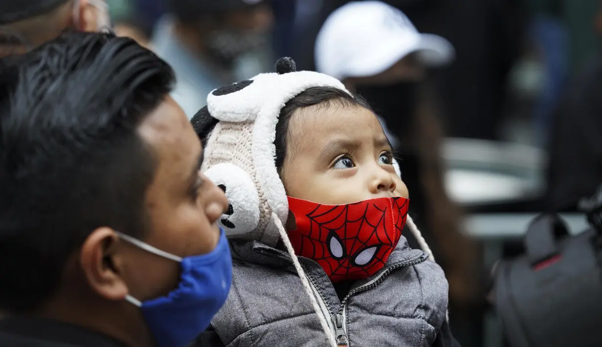 Seorang anak menonton kendaraan hias dalam Parade Hari Thanksgiving Macy's di New York, Amerika Serikat (26/11/2020). Akibat pandemi COVID-19, Parade Hari Thanksgiving Macy's tahun ini tidak dibuka bagi publik untuk disaksikan di lokasi dan hanya ditayangkan melalui televisi. (Xinhua/Wang Ying)