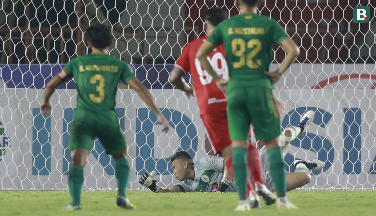 Kiper PSS Sleman, M. Ridwan, saat menggagalkan tendangan penalti pemain Persis Solo, Fabiano Da Rosa Beltrame, dalam lanjutan pertandingan babak penyisihan Grup A Piala Presiden 2022 di Stadion Manahan, Solo, Jawa Tengah, Sabtu (11/6/2022). (Bola.com/Arief Bagus)