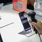 Petugas toko memindai IMEI handphone untuk didata di ITC Roxy Mas, Jakarta, Selasa (26/11/2019). Pemerintah melalui Kemendag, Kemenperin, dan Kemenkominfo menerbitkan regulasi pemblokiran ponsel ilegal melalui nomor IMEI yang disahkan pada 18 Oktober 2019. (Liputan6.com/Faizal Fanani)