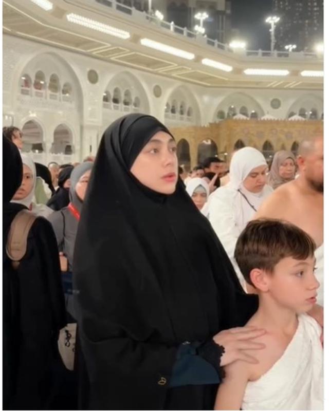 Memulai tahun dengan ibadah, 8 artis Tanah Air yang bertolak ke Tanah Suci di awal 2026