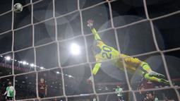 Kiper Bournemouth, Ionut Radu gagal menghalau bola tendangan pemain Liverpool, Darwin Nunez pada laga 16 besar Carabao Cup 2023/2024 di Vitality Stadium, Bournemouth, Inggris, Kamis (02/11/2023) dini hari WIB. Gol tersebut membuat Liverpool menang dengan skor 2-1. (AFP/Adrian Dennis)