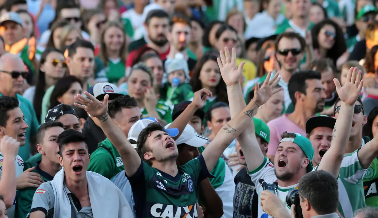 Para fans berkumpul di jalan kota Chapeco, atas tragedi jatuhnya pesawat yang ditumpangi klub sepakbola Chapecoense, Selasa (29/11). Hijau yang menjadi warna seragam klub Chapecoense mendominasi hampir seluruh negara Brasil. (REUTERS/Paulo Whitaker)