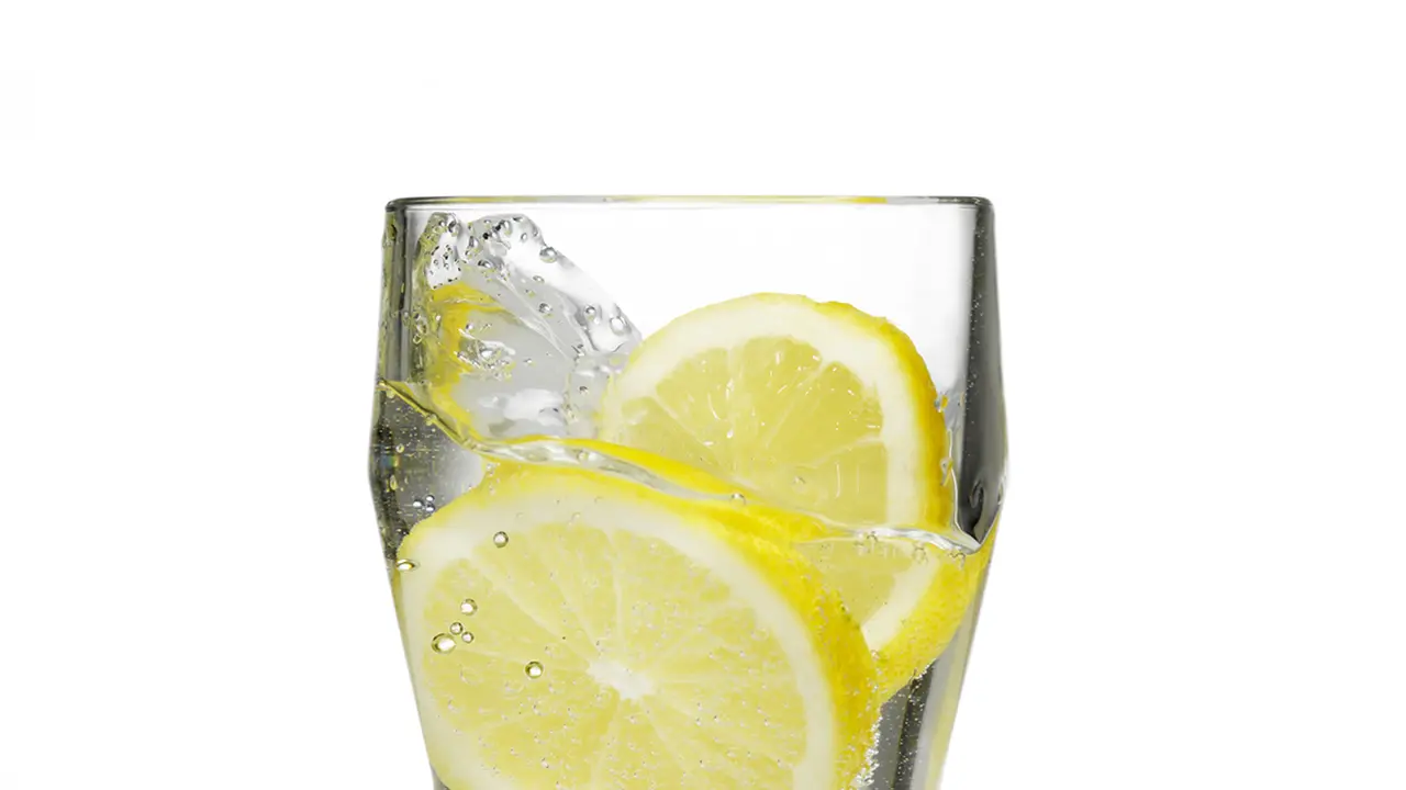 [Bintang] 5 Alasan Kamu Harus Minum Air Lemon Setiap Pagi
