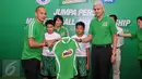 Pemain Timnas Indonesia  Kurniawan Dwi Yulianto (kiri) bersalaman dengan Presdir Nestle Indonesia Rasyid Qureshi pada Milo Football Championship 2016, Jakarta, (10/2). Turnamen diikuti lebih dari 32 Sekolah Dasar tiap kota. (Liputan6.com/Gempur M Surya)