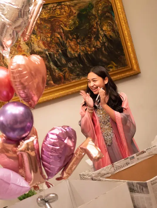 Untuk menandai momen sweet seventen, penyanyi senior itu juga membuat syukuran untuk pergantian usia putrinya. [Instagram/Mayangsari_Official]