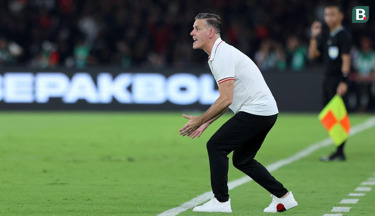 Pelatih kepala Timnas Indonesia, John Herdman memberikan instruksi ke pemainnya dalam laga semifinal FIFA Series 2026 melawan St Kitts and Nevis di Stadion Utama Gelora Bung Karno (SUGBK), Senayan, Jakarta, Jumat (27/03/2026). (Bola.com/M Iqbal Ichsan)