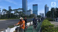 Warga bersepeda di kawasan Bundaran, Hotel Indonesia, Jakarta, Minggu (20/3/2022). Warga mulai ramai beraktifitas olahraga saat Jakarta kembali menerapkan kebijakan PPKM level 2. (Liputan6.com/Herman Zakharia)